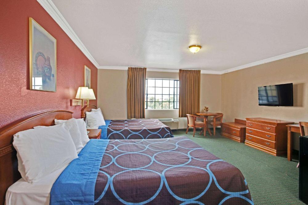 Queen Room with Two Queen Beds - Non-Smoking interior