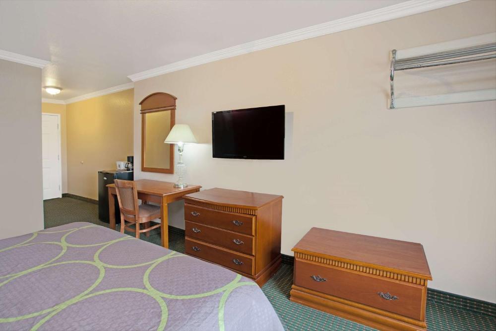King Room - Non-Smoking interior